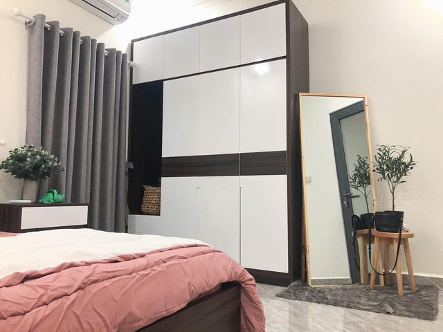 Phòng ngủ rộng rãi, thoáng mát với tông màu nhẹ nhàng, thanh lịch