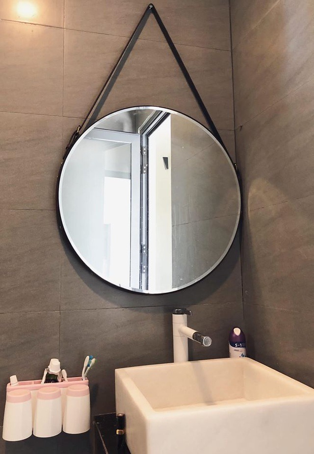 Phòng tắm đầy đủ tiên nghi với tông màu trầm