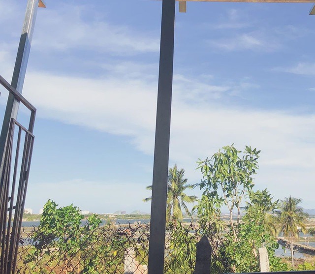 Khung cảnh bình yên qua khung cửa sổ