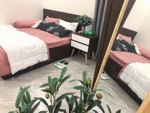 Căn nhà có diện tích sử dụng là 70m2 gồm 1 phòng khách thông với phòng bếp, 2 phòng ngủ kế tiếp và khu vệ sinh