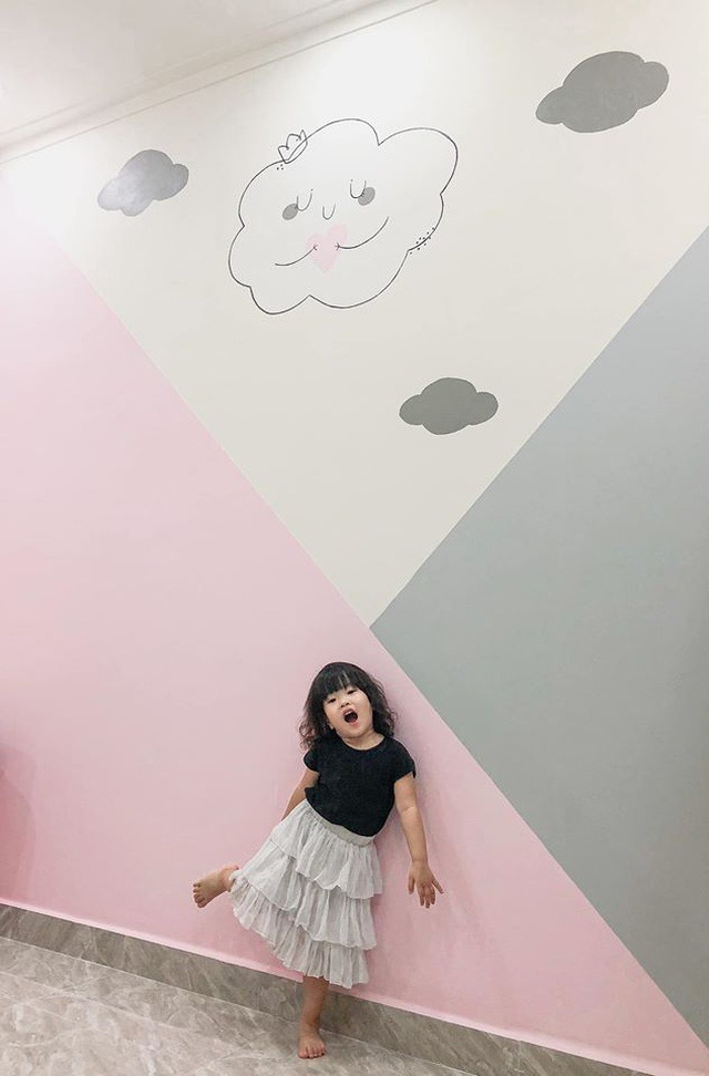 Các mảng tường được vẽ trang trí ngộ nghĩnh, phù hợp với lứa tuổi thiếu nhi