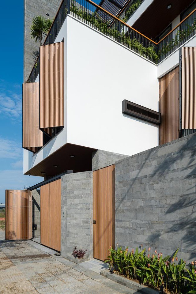 Tổng thể của ngôi nhà là màu trắng của bờ tường và màu nâu từ cửa gỗ tạo nên sự ấm áp và tinh tế đến bất ngờ. Nội thất cũng là các tông màu nâu được phân bổ qua các không gian của căn biệt thự.