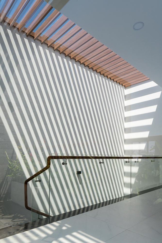 Ngôi nhà sử dụng các mặt gỗ, đá và kính tạo cảm giác thoải mái, không quá ngột ngạt, bí bách cho người sử dụng.