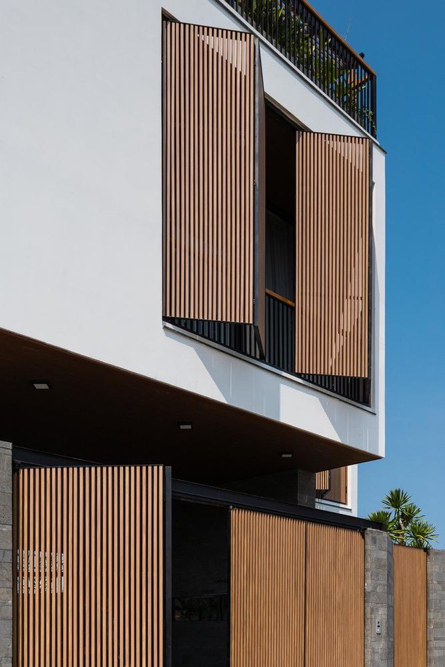 Không chỉ được dùng trong việc tạo sự riêng tư và an toàn cho căn hộ, bề mặt gỗ còn có tác dụng làm tăng lượng mặt trời chiếu sáng vào ban ngày mà không khiến căn nhà quá nóng.