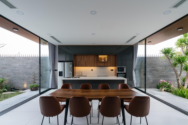 Tại tầng một, phòng khách và nhà bếp nằm trong cùng một không gian. Việc bỏ qua bức tường ngăn cách giúp không gian bên trong ngôi nhà đã rộng giờ còn được tăng diện tích hơn rất nhiều. Bếp mở kết nối với sân trước và sân sau giúp không khí lưu thông tốt hơn.