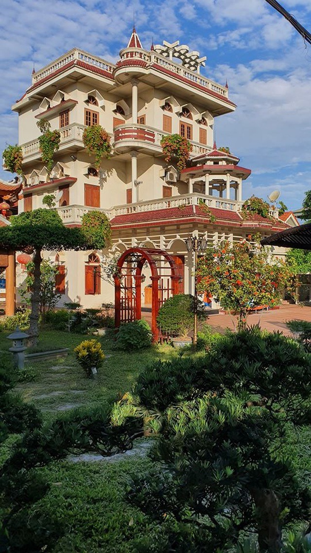 Căn nhà ba tầng bề thế được gia đình anh T.K xây dựng từ năm 1998. Điều đặc biệt, căn nhà không có 1 bản vẽ cụ thể trên giấy, ý tưởng thiết kế đều do bố anh tự nghĩ. Sau này, căn nhà được sửa sang lại để đáp ứng công năng, tiện ích sinh hoạt cho các thành viên.