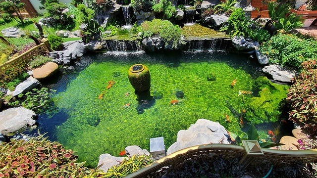 Bên cạnh hồ cá có lầu thưởng thà, kết hợp với hòn non bộ, cây xanh, sân vườn, khiến ai đến chơi cũng phải trầm trồ trước sự khéo tay của người thiết kế.