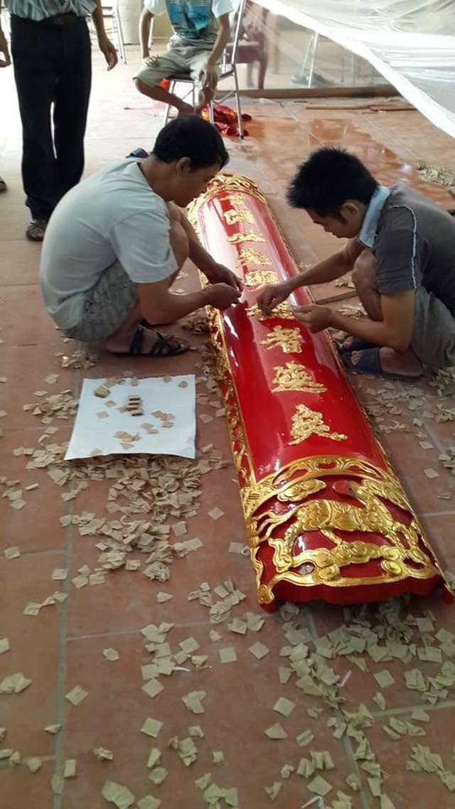 Riêng việc dát vàng cho toàn bộ hoành phi, câu đối trong nhà cũng mất nhiều thời gian, tâm sức.