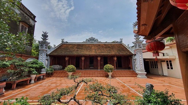 Căn nhà thờ được làm theo kiến trúc nhà cổ truyền thống Bắc Bộ, gồm 36 cột gỗ lim. Đặc biệt, toàn bộ số cột gỗ này được xẻ từ một cây gỗ lim cao tới 10 m, đường kính 1,8 m. Để ôm hết 1 vòng cây phải cần 3 người đàn ông trưởng thành có sải tay lớn.