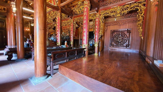 Ngoài ra, gia đình anh K.T còn mua thêm 70 m3 gỗ lim để làm nội thất, bàn ghế.