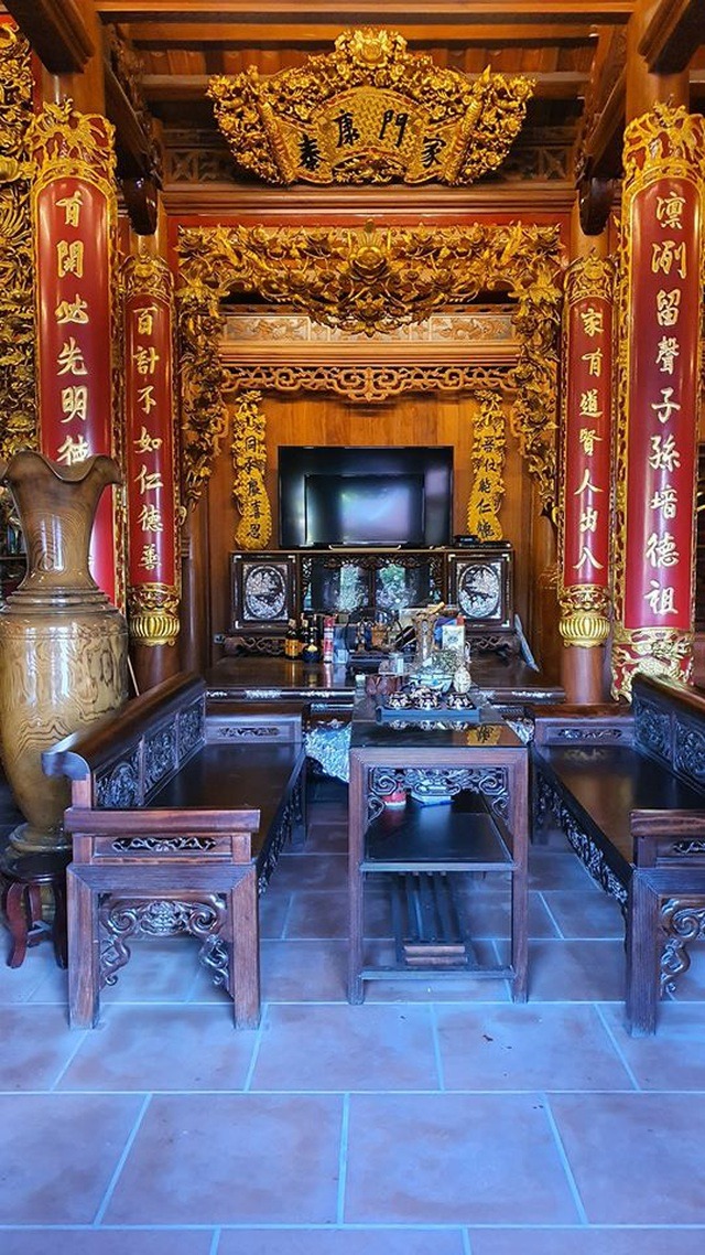 Bên trong nhà, hoành phi, câu đối trang trí được làm từ gỗ mít. Tất cả đều được sơn son, thếp vàng. Riêng phần chữ nho bên trên được dát vàng 9999, trị giá vài trăm triệu đồng.