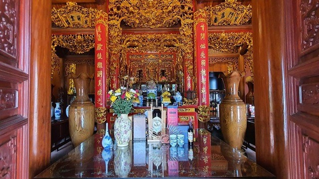 Món đồ quý giá nhất bên trong nhà chính là chiếu ngựa độc nhất vô nhị, được làm từ gỗ cẩm, kích thước rộng 2,1 m, dài 4 m, dày 26 cm.