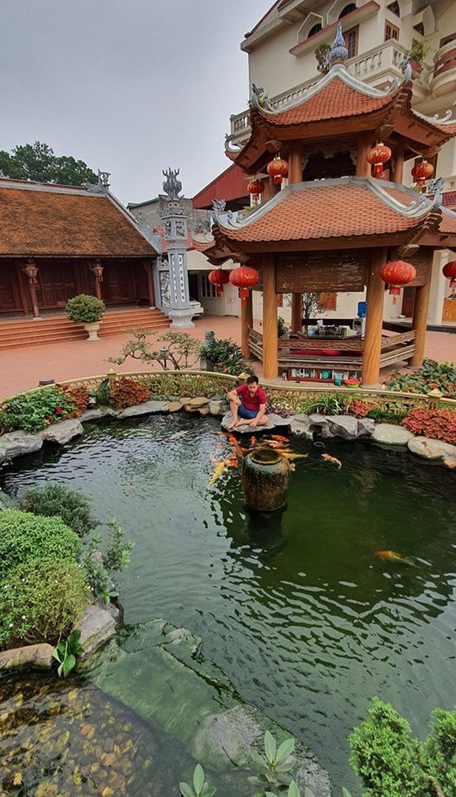 Bên cạnh khu vực nhà ở và nhà thờ, gia chủ còn dành 600 m2 để làm vườn cây cảnh, kết hợp với hồ cá Koi. Đây là không gian thư giãn cho các thành viên trong gia đình. 