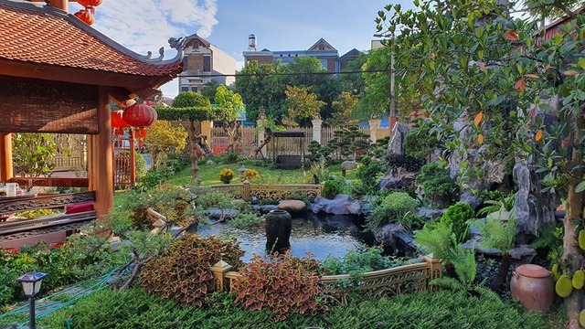 Do cá Koi ưa nước sạch, nên chủ nhà phải tốn thời gian và tiền bạc để đầu tư hệ thống xử lý và lọc nước trong hồ. 