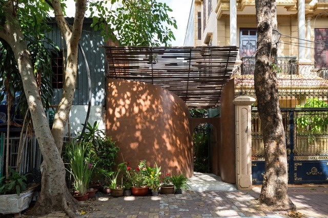 “Đề bài” được đặt ra với công trình này không hề đơn giản. Đó là: chi phí rẻ nhất, xây dựng nhanh nhất và có thể di chuyển để tái sử dụng khi trả mặt bằng, nhưng vẫn phải thể hiện được tinh thần của một văn phòng thiết kế trẻ nhiệt huyết, nhiều năng lượng, yêu thiên nhiên. 