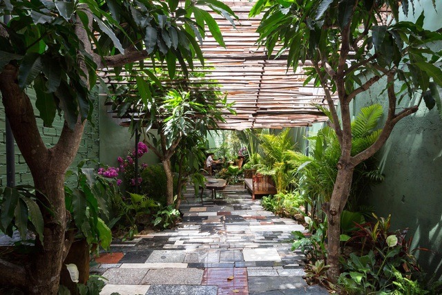 Trước tiên, để đáp ứng tiêu chí chi phí rẻ nhất, xây dựng nhanh nhất, các kiến trúc sư đã tận dụng triệt để các vật liệu dư thừa họ lượm lặt được, tận dụng nguồn nhân lực có sẵn chính là thợ tại xưởng gỗ, nhân viên trong văn phòng.