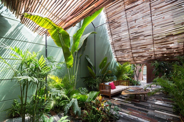 Công trình hoàn toàn không có những bức tường xi măng nặng nề, không cần mái ngói, cột trụ… mà tận dụng 2 bức tường của nhà hàng xóm bên cạnh.