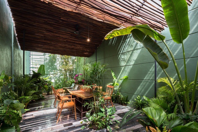 Hệ khung thép được nhóm KTS sử dụng để tạo độ cong và cố định lam gỗ. Phía trên lam gỗ là tấm nhựa lấy sáng tổng hợp trong suốt, nhờ vậy mưa chỉ rơi xuống ở 2 cạnh bên của công trình. Ngoài ra, ánh nắng vẫn ngập tràn vào khắp không gian nhà. 