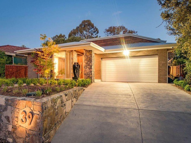 Nếu nhìn từ mặt tiền, ngôi nhà bị đánh giá rất thấp vì không có gì đặc biệt ngoài cửa trước làm bằng gỗ tái chế được thiết kế riêng. Tuy vậy, vẻ cuốn hút, độc đáo của ngôi nhà này lại ẩn chứa ở bên trong.