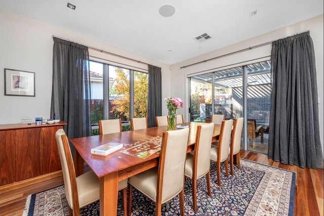 Nằm trên một khu đất rộng 642m2 đối diện công viên, rất gần với các quán cà phê, cửa hàng và một số tiện ích khác, ngôi nhà có 4 phòng ngủ, 2 phòng tắm với không gian sinh hoạt 243m2.