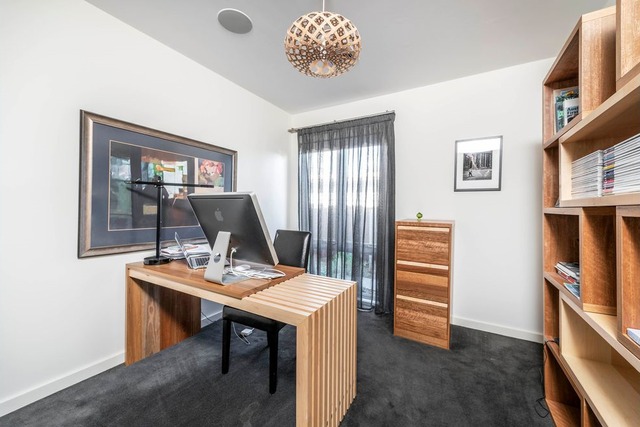 Phòng làm việc rộng rãi, yên tĩnh.