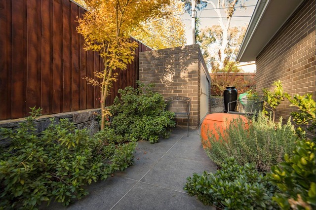 Nối giữa các tầng là cầu thang với phong cách tối giản, bao quanh là khu vườn xanh mướt.