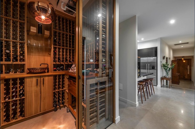 Ngoài ra, ngôi nhà còn có hệ thống nước nóng năng lượng mặt trời, hệ thống tưới cây, báo động chống trộm và nhà để xe 2 tầng tự động có thể truy cập nội bộ.