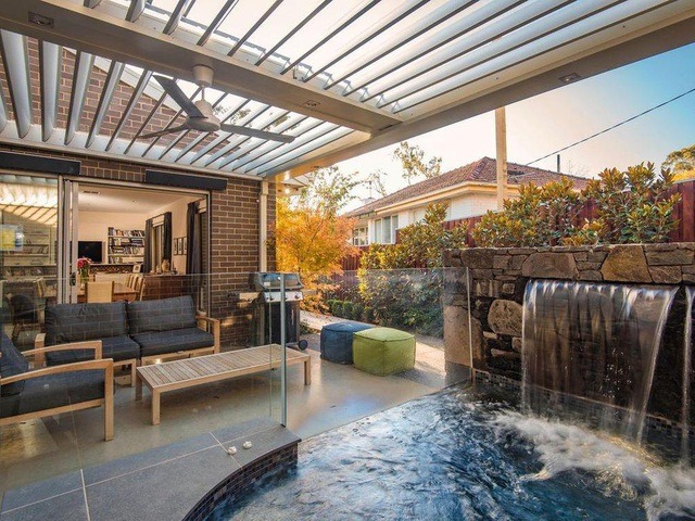 Ngôi nhà có một khu spa nước nóng được đặt hàng chế tạo riêng hoàn toàn bằng đá với thác nước nhân tạo tuyệt đẹp, được ngăn cách với khu vực sinh hoạt bằng một bức tường kính trong suốt.