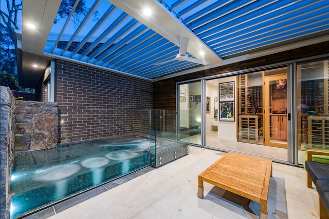 Ngôi nhà được trang bị các tính năng hiện đại bao gồm sàn bê tông được đánh bóng với hệ thống làm ấm bên dưới, rèm tự động, máy sưởi ngoài trời, mái lá sách với cảm biến mưa và hệ thống âm thanh không dây.