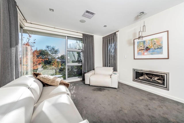 Với các khu vực sinh hoạt riêng biệt, phòng khách chính mang đến không gian sâu lắng, yên tĩnh bên lò sưởi.