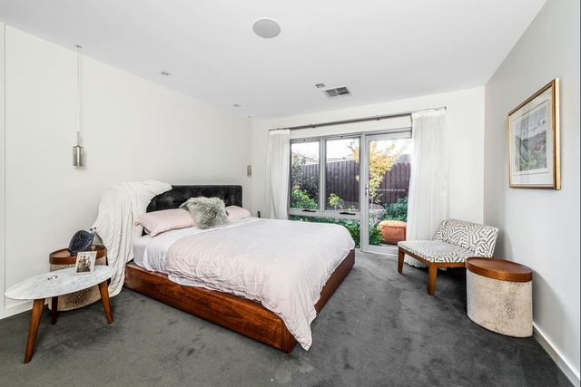 Dãy phòng ngủ chính ấm cúng, sang trọng dẫn thẳng ra vườn.