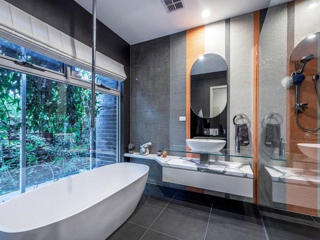 Phòng tắm xa xỉ, hiện đại nhưng gần gũi với thiên nhiên.