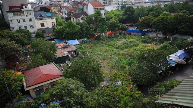 Nhiều lô đất vốn quy hoạch làm bãi xe, dịch vụ công cộng để phục vụ khu tái định cư thuộc Khu đô thị Trung Hòa - Nhân Chính nhưng các ô đất này đều bị chuyển đổi mục đích sử dụng. Đáng chú ý, khu đất dịch vụ ký hiệu C2 thuộc Khu đô thị mới Trung Hòa - Nhân Chính là dự án Y tế, nhà văn hóa và chỗ để xe phục vụ dân cư nhưng bỏ hoang gần 20 năm nay.