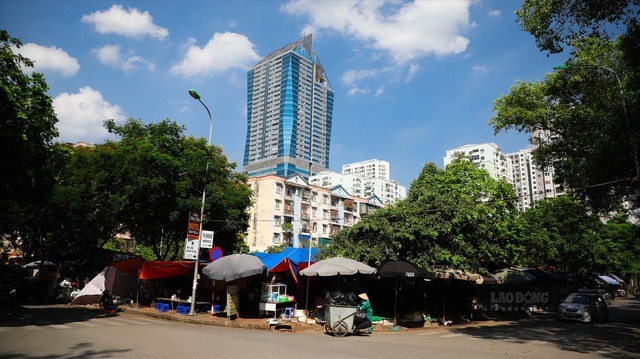 Theo chỉ tiêu quy hoạch kiến trúc đã phê duyệt tại Quyết định số 24 này 9.3.2000 và Quyết định số 43 ngày 27.6.2001 của UBND TP Hà Nội, ô đất ký hiệu C2 có diện tích 2.054m2 với chức năng công trình công cộng đơn vị ở, tầng cao tối đa là 3 tầng, hệ số sử dụng đất là 0,96 lần, mật độ xây dựng 48%... Sau đó, ngày 14.6.2002, UBND TP Hà Nội có Quyết định số 90 việc điều chỉnh quy hoạch tổng mặt bằng các ô đất thuộc Khu đô thị mới Trung Hòa – Nhân Chính. Theo đó, diện tích và chức năng sử dụng đất của ô C2 vẫn giữ nguyên theo quy hoạch đã phê duyệt. Tuy nhiên, chiều cao công trình được điều chỉnh tối đa lên 5 tầng, hệ số sử dụng đất là 1,98 lần. 