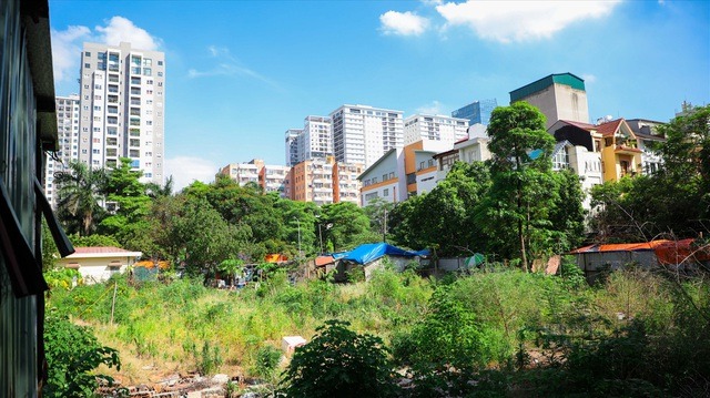 Theo ghi nhận, sau nhiều năm bị “bỏ rơi“, dự án này được quây tôn, cỏ mọc um tùm.