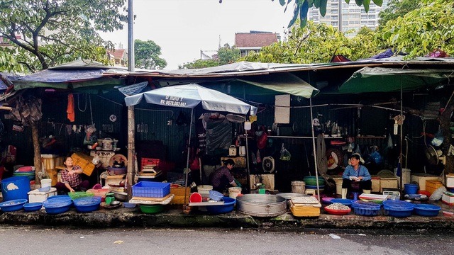 Nhiều người tận dụng diện tích xung quanh dự án này để làm khu chợ tạm.