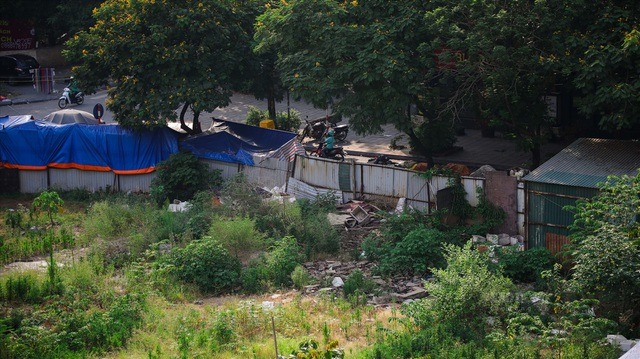 Bà N.T.H (một người bán nước cạnh khu đất này) cho biết: “Tôi bán nước ở đây từ rất lâu rồi. Người dân ở đây đòi đất để xây dựng sân chơi cho trẻ con và nhà văn hóa nhưng chưa biết về đâu.Đất để đó người ta vứt rác đi vệ sinh xung quanh mùi hôi thối kinh khủng, ngồi một lúc chỉ có "ngất", không chịu nổi. Nhưng đấy là con đỡ, chứ trước khu đất này toàn nhà lụp xụp".