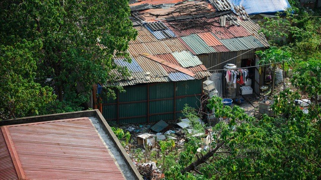 Theo bà N.T.H, ô đất này trước có người dựng để bán gà vịt và cho thợ xây thuê."Từ năm ngoái thấy bảo để cho bên nào xây dựng nhưng có thấy gì đâu?", bà N.T.H nói thêm.
