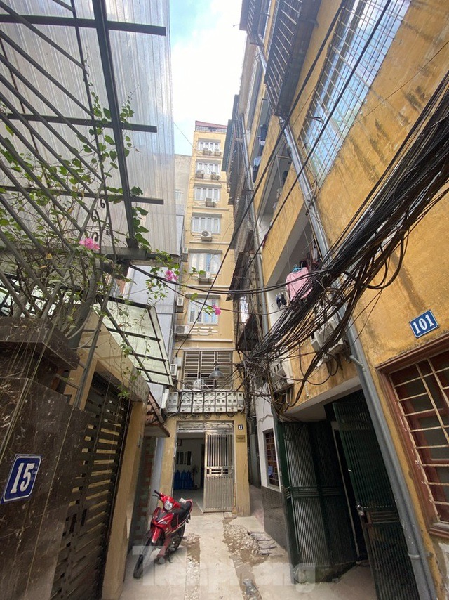 Trong các ngõ nhỏ có chiều rộng nhỏ hơn 6m, nhà ở liền kề không được xây cao quá 4 tầng. Thế nhưng, căn hộ này trên phố Nhân Hoà (phường Nhân Chính, quận Thanh Xuân) cũng được xây với 8 tầng + 1 tum dưới dạng chung cư mini với hàng loạt căn hộ chia nhỏ khép kín.