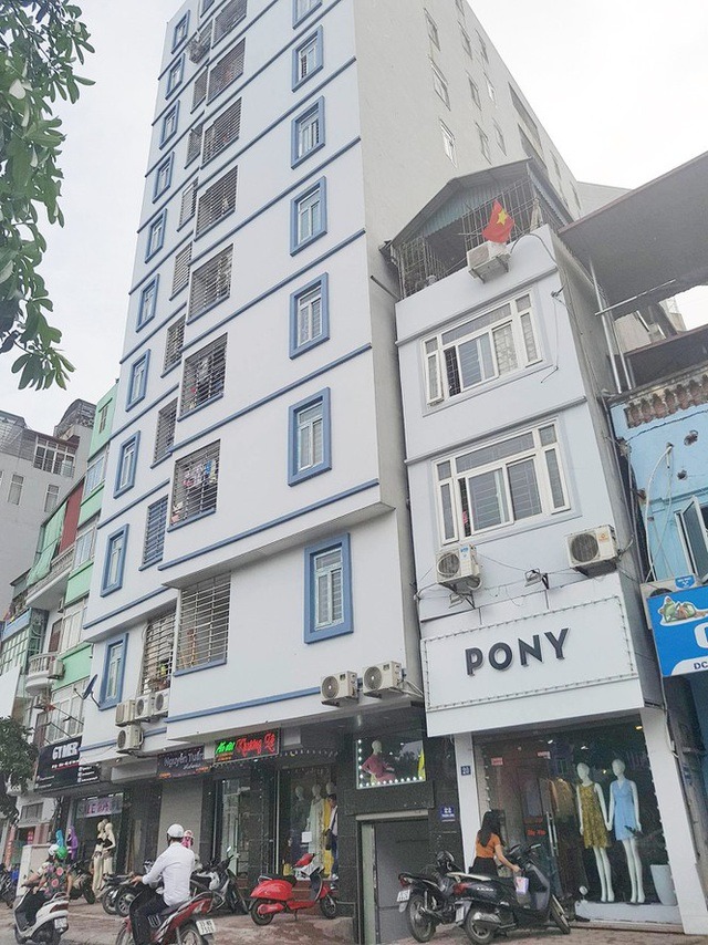 Toà chung cư mini đồ sộ số 22 Thượng Đình nằm ngay mặt đường ven bờ sông Tô Lịch cao 11 tầng và được chia nhỏ ra trên 100 căn hộ có diện tích từ 28 – 55 m2 đã được đưa vào sử dụng từ lâu. Theo giấy phép được cấp đây cũng là công trình nhà ở kết hợp văn phòng nhưng được chủ đầu tư biến thành tòa chung cư mini và xây vượt tầng, vượt mật độ mà vẫn được đưa vào sử dụng như không hề bị vi phạm. Giữa con phố chật hẹp hàng ngày bởi phương tiện đông đúc, việc những khu nhà chung cư mini kiểu này mọc lên càng làm cho con phố thêm bí bức khi lượng người và phương tiện gia tăng, nhồi nhét ở các ngõ nhỏ.