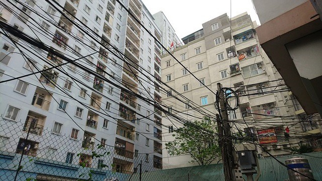 Tình trạng chung cư mini đua nhau mọc lên tại các ngõ nhỏ ngách nhỏ xuất hiện ở nhiều quận khác như: Cầu Giấy, Nam Từ Liêm, Bắc Từ Liêm, Đống Đa.... Trong ảnh: Chung cư mini (giữa) nằm sâu trong ngõ 49 đường Lê Đức Thọ (quận Nam Từ Liêm).