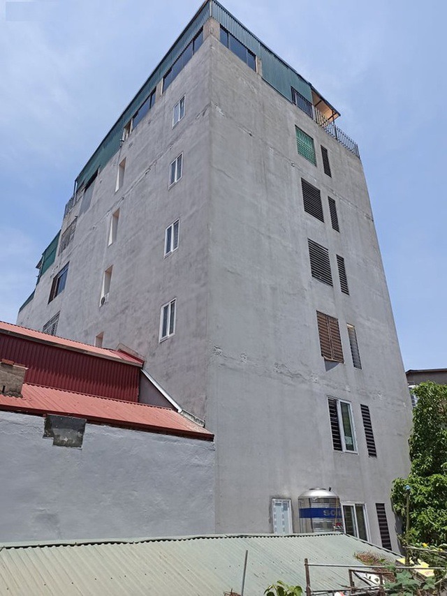 Khu chung cư mini (phải) nằm sâu trong ngõ 62 Trần Bình (Mai Dịch, quận Cầu Giấy, Hà Nội).