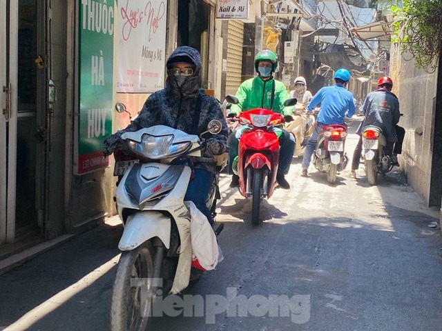 Người dân di chuyển khá khó khăn qua những con ngõ nhỏ này.