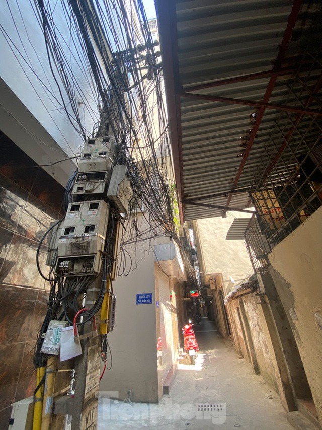 Việc những tòa nhà chung cư mini đua nhau mọc lên tại các ngõ nhỏ, ngách nhỏ giao cắt, đan xen dày đặc nhà cao tầng "băm nát" quy hoạch đô thị khiến cho phố Chính Kinh, Quan Nhân, Nhân Hòa (quận Thanh Xuân)... trở nên ngột ngạt giữa thời tiết nắng nóng như 'đổ lửa' ở Hà Nội trong những ngày này.