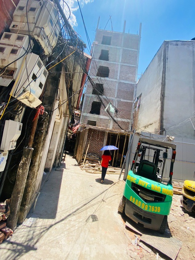 Các công trình trong ngõ nhỏ, ngách nhỏ vẫn tiếp tục đuôi nhau mọc lên tại nhiều ngõ nhỏ, ngách nhỏ....