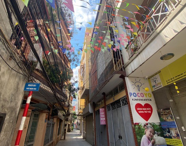 Những công trình này được cấp phép nhà ở riêng lẻ nhưng "biến tướng" thành chung cư mini với mục đích cho thuê và bán cho khách hàng thông qua hợp đồng viết tay và các thỏa thuận cam kết.