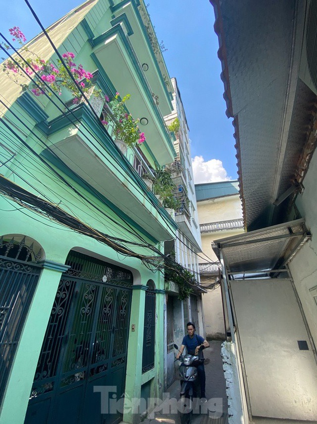 Ngay thời điểm hiện tại, một số công trình vượt tầng vẫn đang được xây dựng trong các ngõ nhỏ tại phố Nhân Hoà, Chính Kinh mà không có sự kiểm tra, giám sát của lực lượng quản lý trật tự xây dựng.