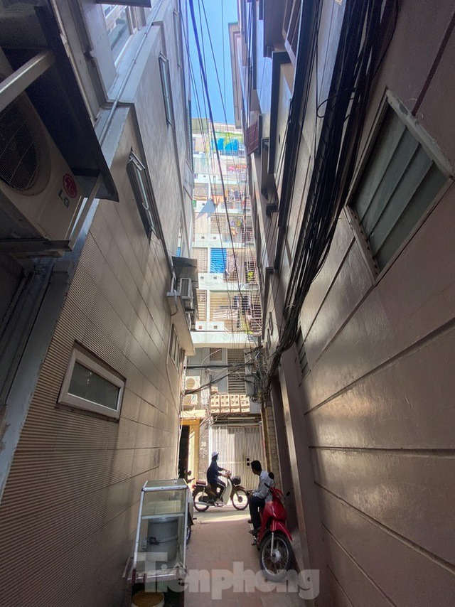 Dưới danh nghĩa là Giấy phép xây dựng nhà ở gia đình riêng lẻ, thời gian gần đây trên địa bàn Hà Nội hàng loạt khu chung cư mini đã đua nhau mọc lên len lỏi trong các ngõ nhỏ, khu dân cư đông đúc. Tiêu chuẩn xây dựng Quốc gia TCVN 9411: 2012 về tiêu chuẩn thiết kế nhà liền kề yêu cầu chiều cao xây dựng trong mọi trường hợp nhà ở liền kề không được cao hơn 6 tầng, nhưng ghi nhận của PV trưa 23/6 tại ngõ 40 phố Chính Kinh (phường Thanh Xuân Trung, quận Thanh Xuân), căn nhà được xây với 8 tầng chưa kể 1 tum với tên gọi là khu chung cư mini.