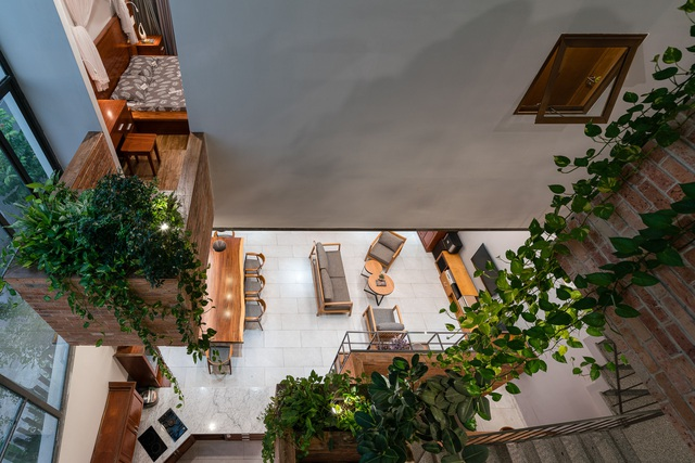 Mặt tiền ngôi nhà được bao phủ bằng hệ thống cây xanh mát mắt. Các kiến trúc sư sử dụng các loại cây rủ xuống như một tấm màn che phủ cho ngôi nhà khỏi bụi bặm, ồn ào của đô thị.