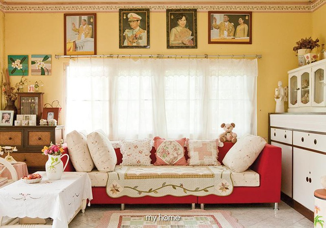 Căn phòng ngủ tràn ngập hoa và màu hồng tưởng chừng chỉ xuất hiện trong những bộ phim hoạt hình công chúa.